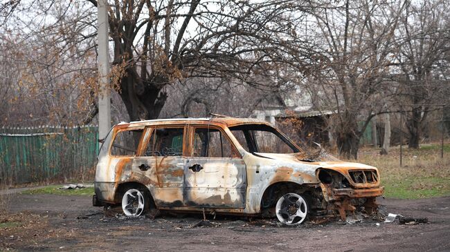 Один из сгоревших автомобилей в поселке Кураховка