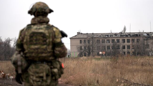 Одно из административных зданий в поселке Куразовка