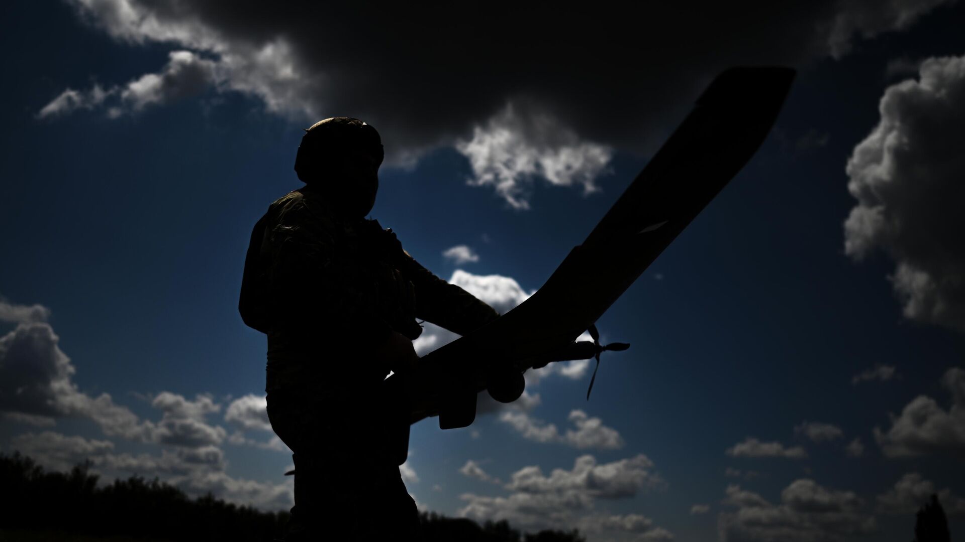 Российский военнослужащий с разведывательным БПЛА Российский военнослужащий с разведывательным БПЛА - РИА Новости, 1920, 04.07.2025