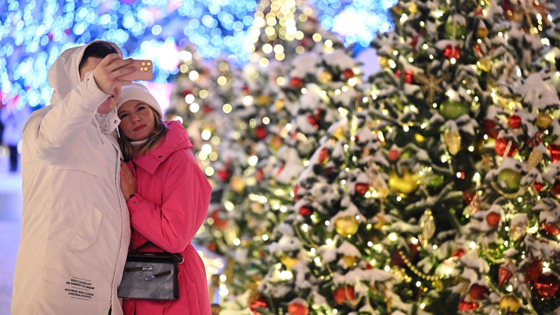 Люди фотографируются на фоне новогодних украшений у Парка Горького в Москве Люди фотографируются на фоне новогодних украшений у Парка Горького в Москве - РИА Новости, 1920, 12.12.2025