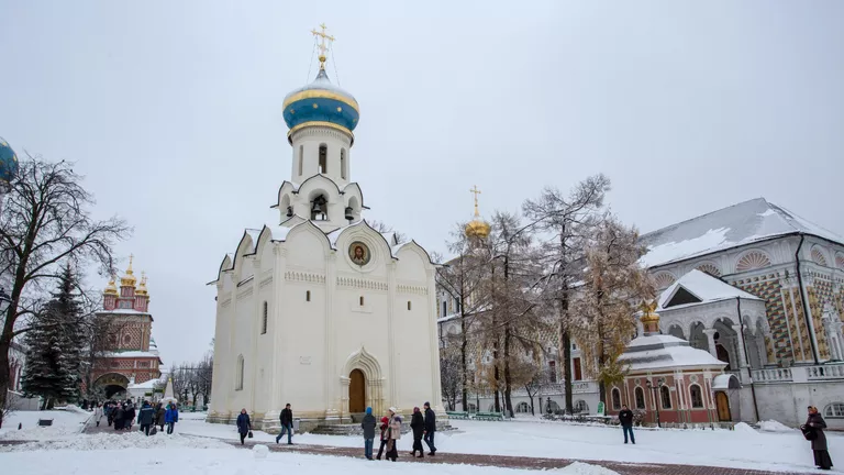 Церковь в честь Сошествия Святого Духа на апостолов на территории Свято-Троицкой Сергиевой Лавры в Сергиевом Посаде Церковь в честь Сошествия Святого Духа на апостолов на территории Свято-Троицкой Сергиевой Лавры в Сергиевом Посаде