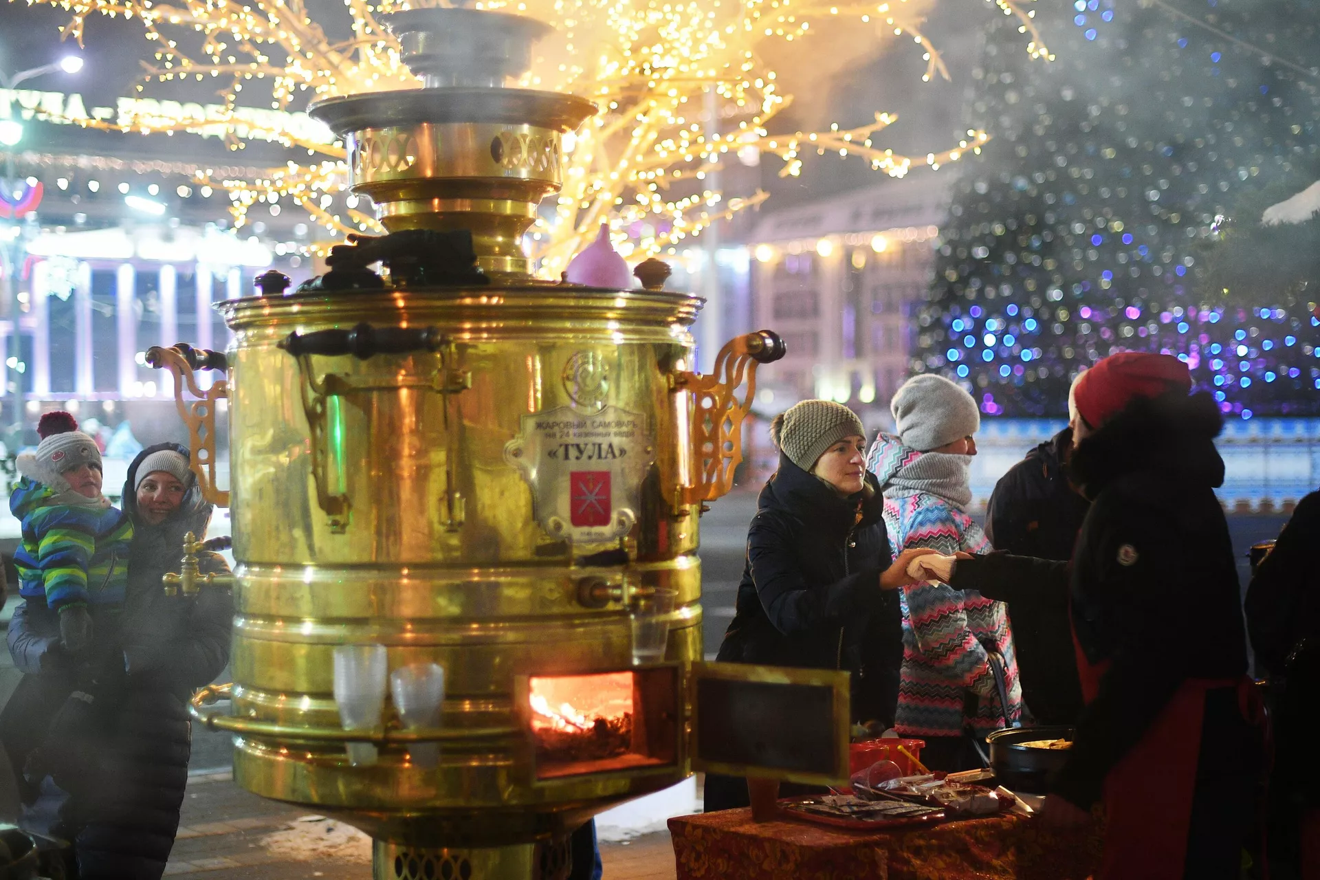 Огромный тульский самовар, установленный на площади Ленина рядом с Успенским собором в Туле Огромный тульский самовар, установленный на площади Ленина рядом с Успенским собором в Туле - РИА Новости, 1920, 28.12.2024