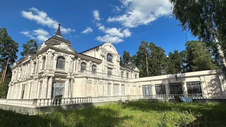Дом на Рублево-Успенском шоссе Дом на Рублево-Успенском шоссе