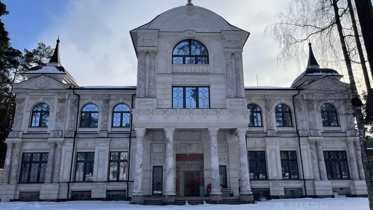 Дом на Рублево-Успенском шоссе Дом на Рублево-Успенском шоссе