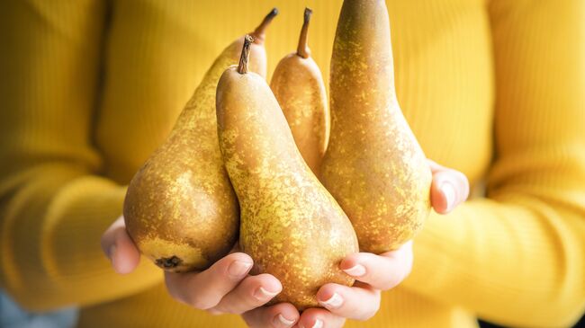 Девушка держит груши