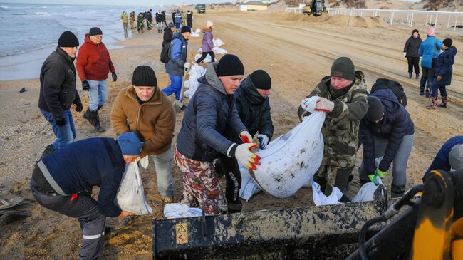 Волонтеры собирают мазут на берегу Анапы