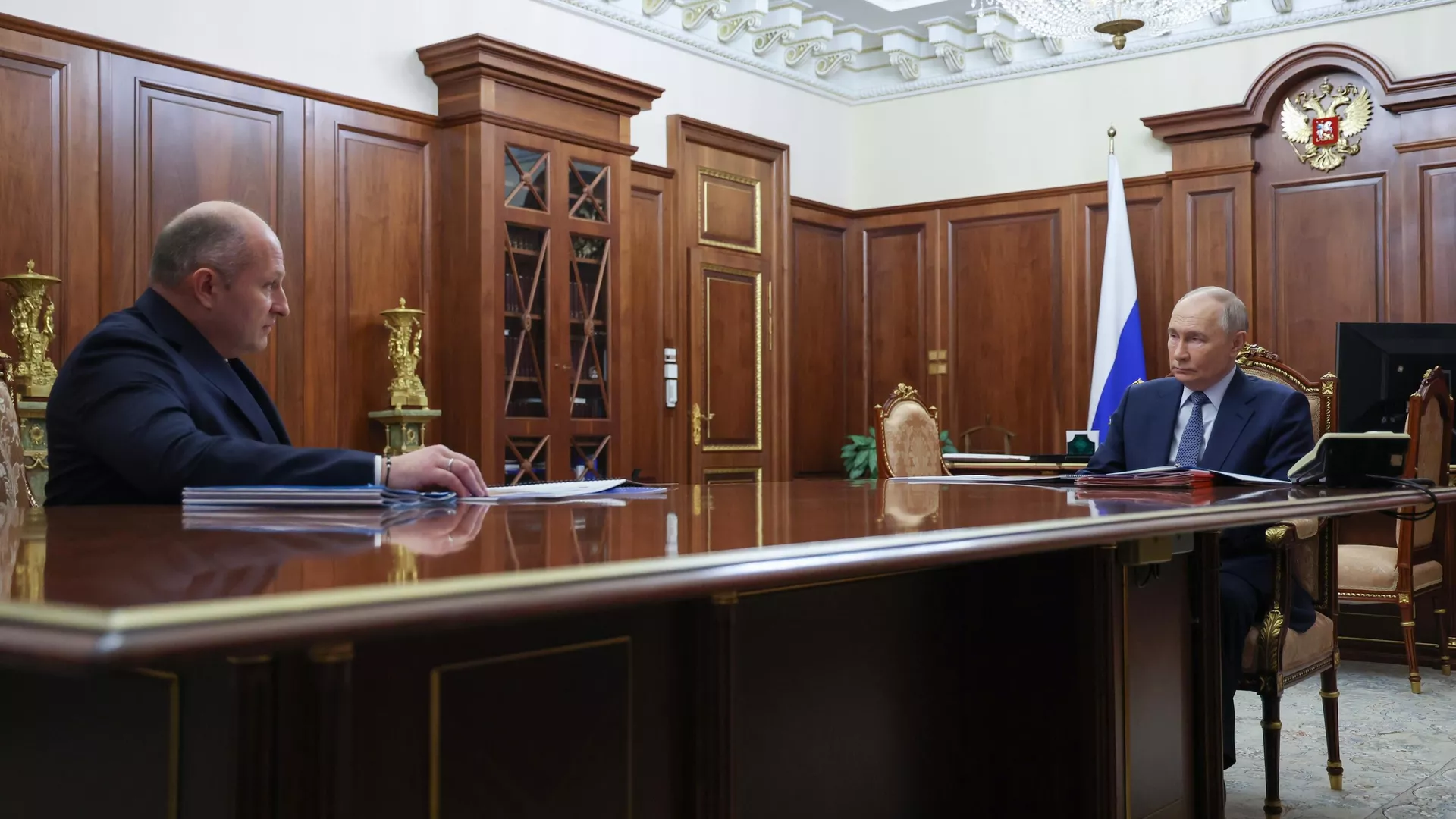 Президент РФ Владимир Путин и министр РФ по делам гражданской обороны, чрезвычайным ситуациям и ликвидации последствий стихийных бедствий Александр Куренков во время встречи - РИА Новости, 1920, 04.06.2025
