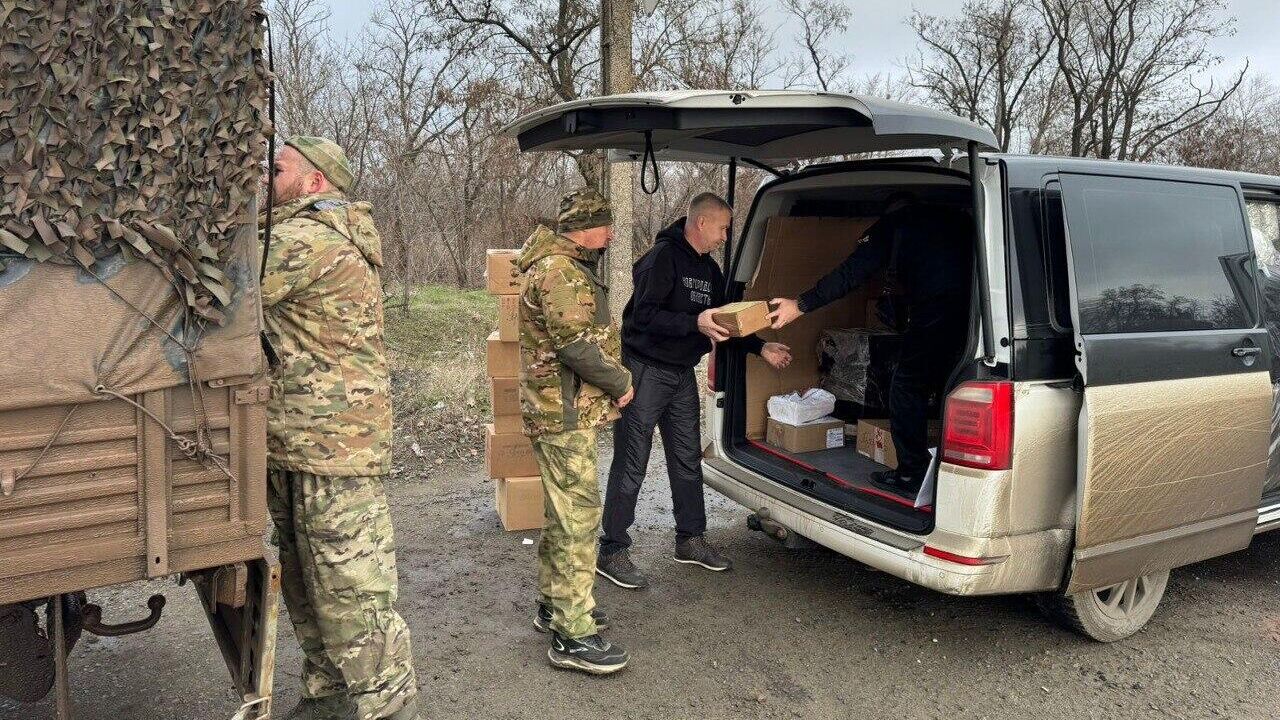 Новгородцы доставили в зону СВО печи-буржуйки, масксети, пряники от детей - РИА Новости, 1920, 27.12.2024