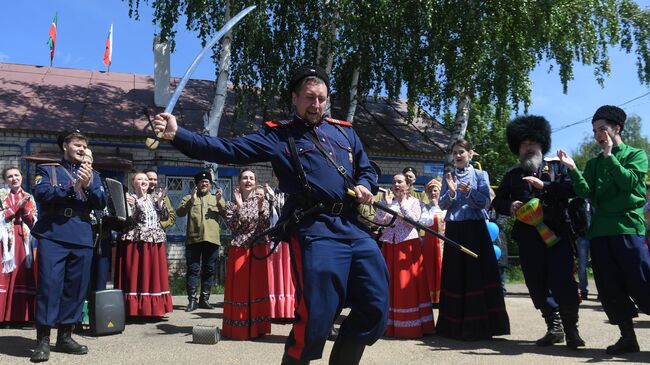 Участники русского народного праздника Каравон в селе Никольское Лаишевского района Республики Татарстан