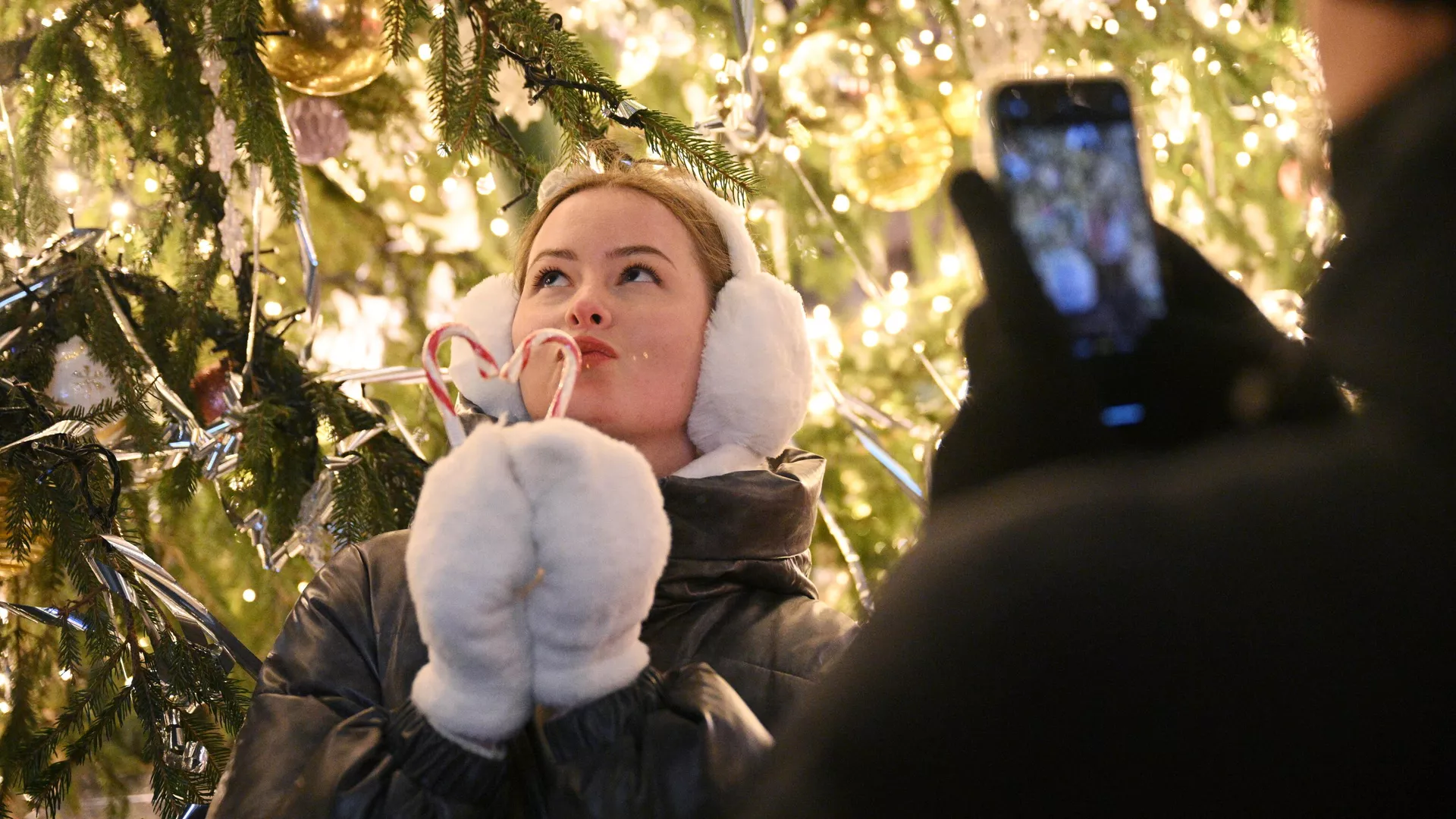 Посетители на презентации фестиваля Путешествие в Рождество в Москве - РИА Новости, 1920, 07.03.2025