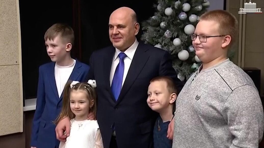 Мишустин исполнил новогодние мечты четырех детей