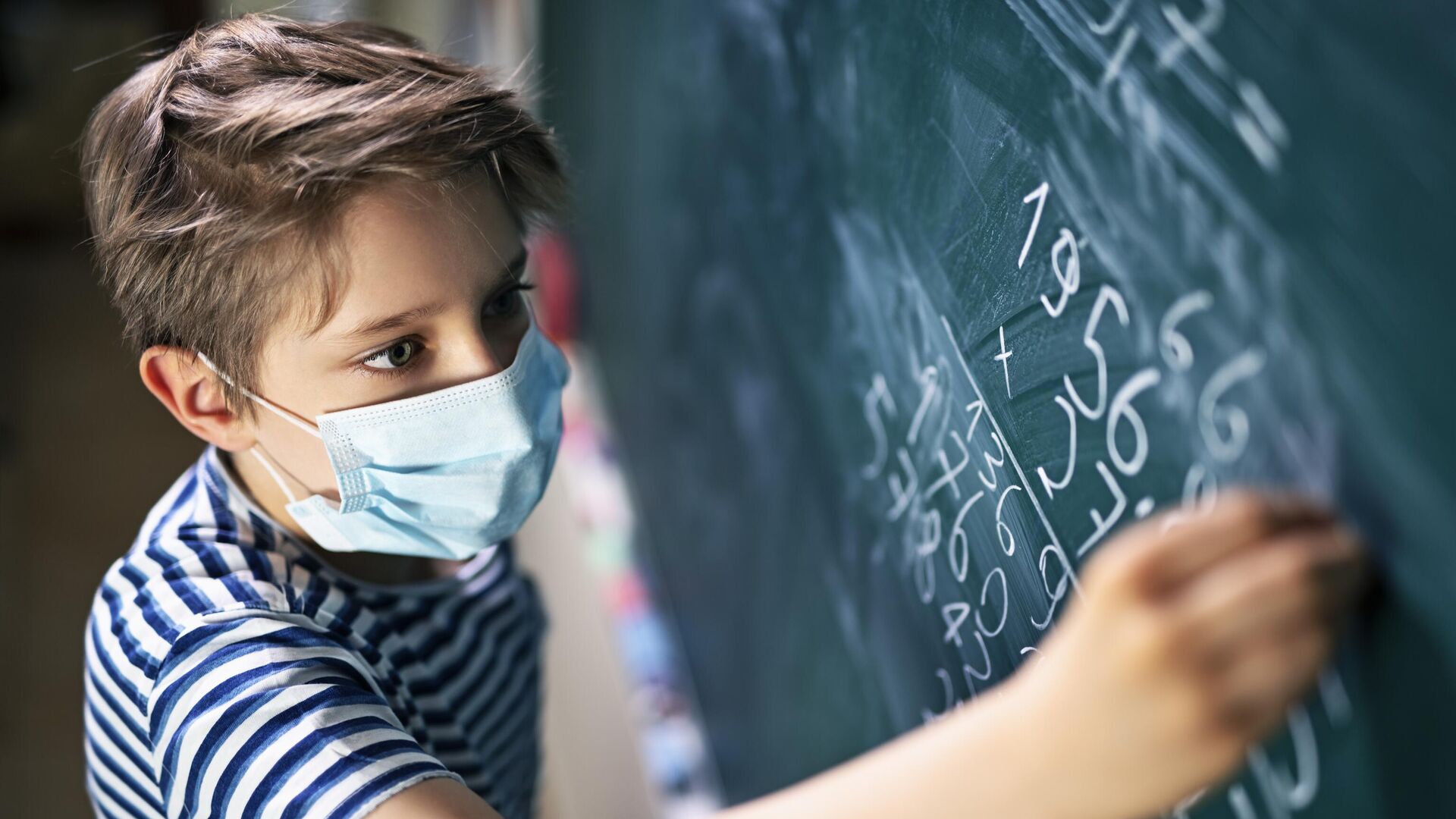 Ребенок в медицинской маске в школе - РИА Новости, 1920, 19.12.2025