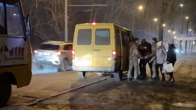 В Ровно на западе Украины женщины отбили мужчину у сотрудников военкомата - РИА Новости, 1920, 30.12.2024