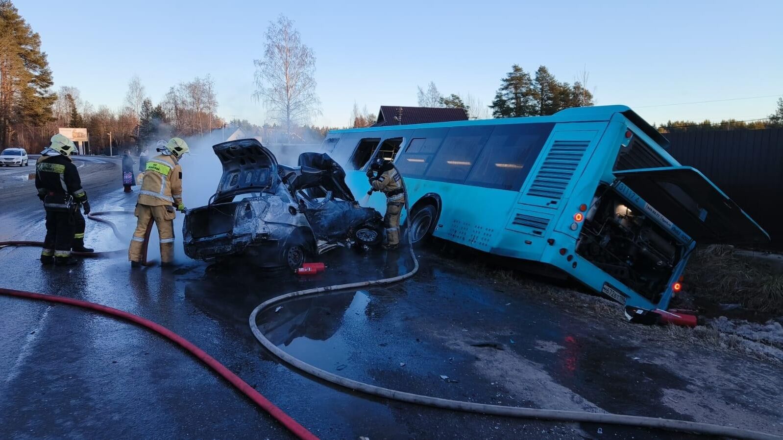 Место ДТП с участием автобуса и легкового автомобиля в Ленинградской области. 31 декабря 2024 - РИА Новости, 1920, 31.12.2024