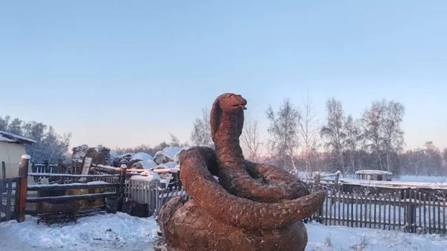 Фигура Змеи из коровьего навоза