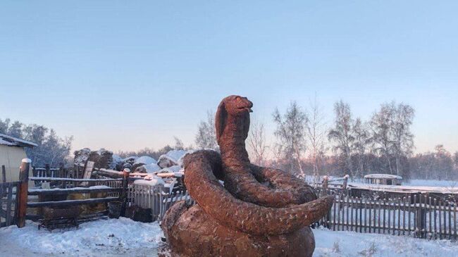 Фигура Змеи из коровьего навоза