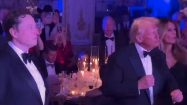 Илон Маск и Дональд Трамп во время встречи Нового года. Кадр видео