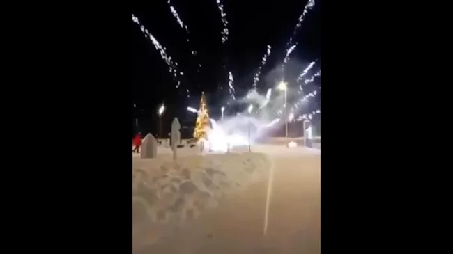 Городская елка сгорела из-за фейерверка в уральском городе Лесной