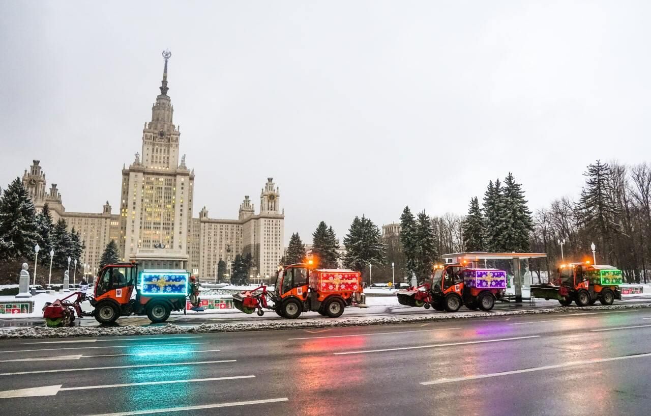 Коммунальная техника, украшенная к новогодним и рождественским праздникам - РИА Новости, 1920, 02.01.2025