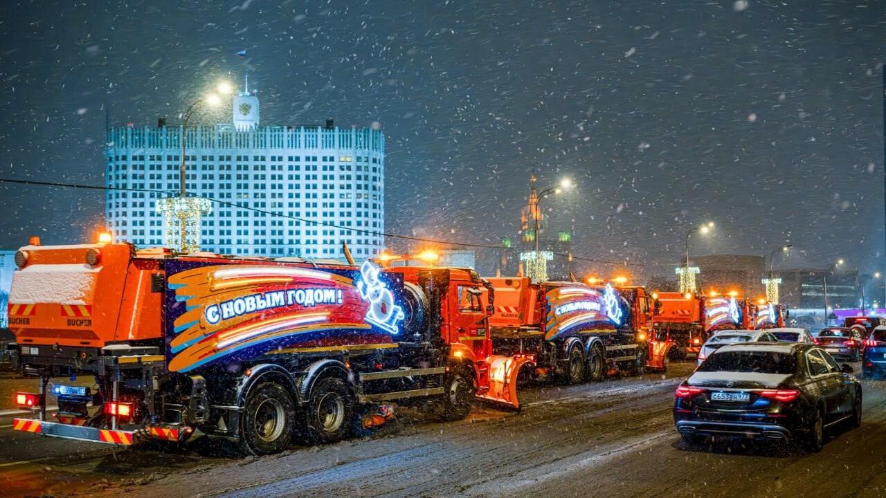 Коммунальная техника, украшенная к новогодним и рождественским праздникам - РИА Новости, 1920, 02.01.2025