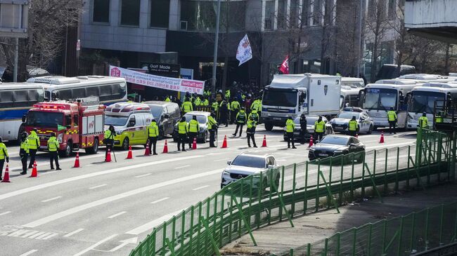 Полиция возле ворот президентской резиденции в Сеуле, Южная Корея. 3 января 2025