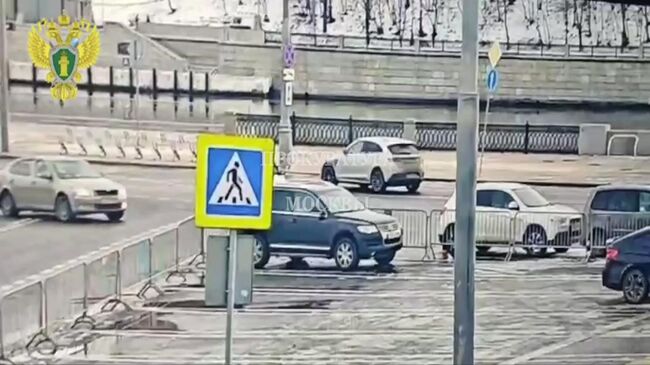 ДТП в центре Москвы: автомобиль пробил бетонное ограждение и упал в воду