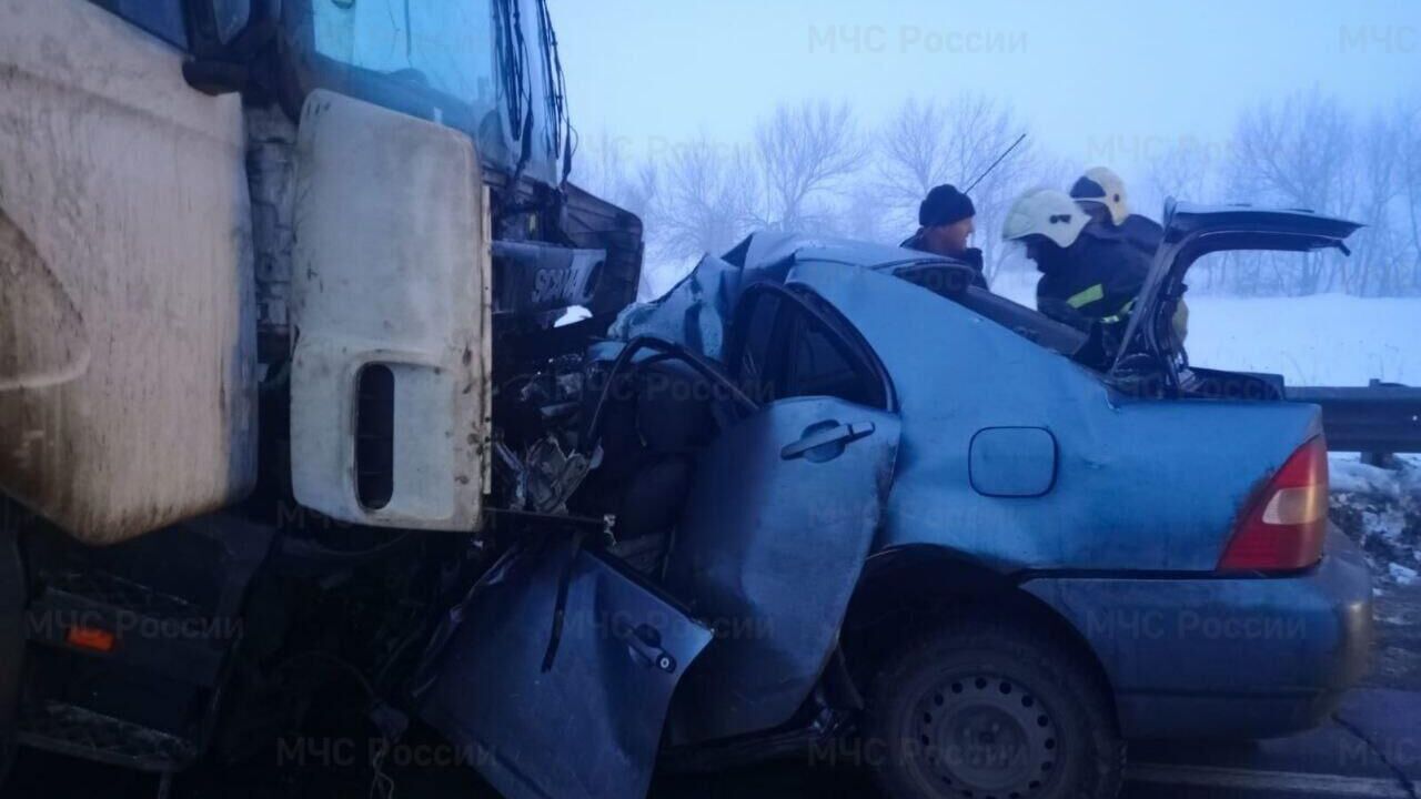 Место столкновения двух легковых автомобилей с грузовиком в Оренбургской области. 4 января 2025 - РИА Новости, 1920, 04.01.2025