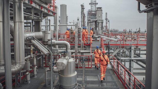 Рабочий на предприятии Нефтяной индустрии Сербии (NIS). Архивное фото Рабочий на предприятии Нефтяной индустрии Сербии (NIS). Архивное фото