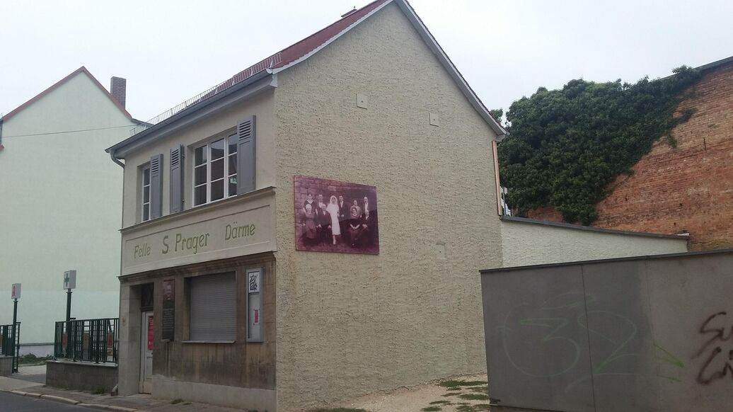 Неизвестные подложили голову свиньи перед мемориалом в Германии, пишут СМИ