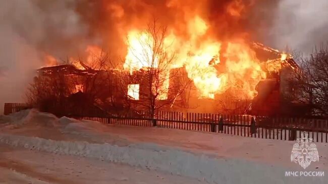 Пожар в многоквартирном деревянном доме в поселке Кильмезь Кировской области. Кадр видео