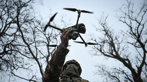 Военнослужащий ВС РФ запускает дрон в зоне СВО