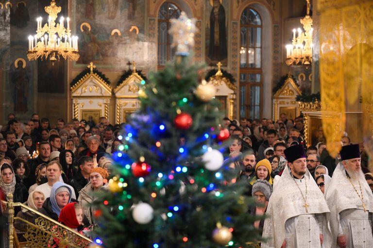 Верующие во время Рождественского богослужения в Вознесенском кафедральном соборе в Новосибирске