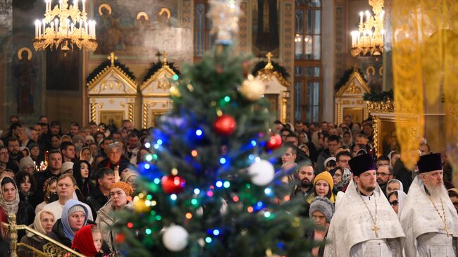 Верующие во время рождественского богослужения в Вознесенском кафедральном соборе в Новосибирске