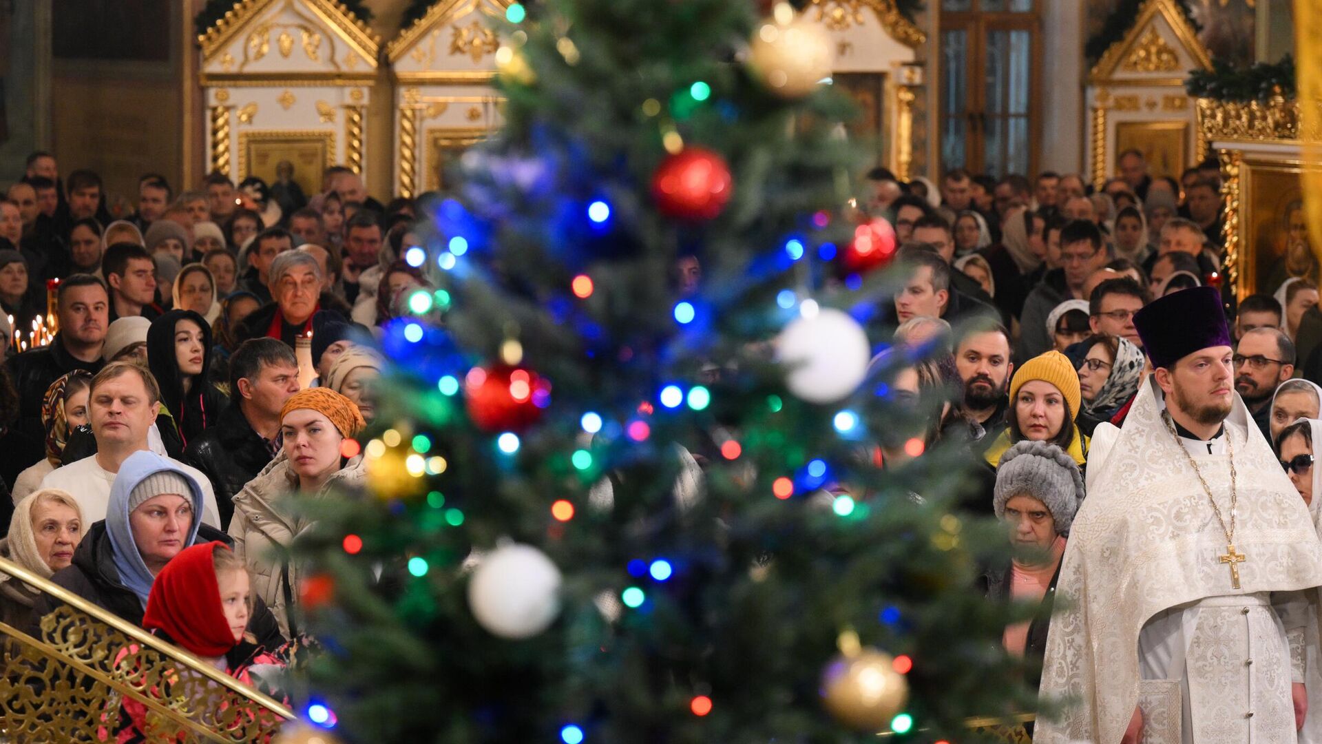 Верующие во время рождественского богослужения в Вознесенском кафедральном соборе в Новосибирске - РИА Новости, 1920, 07.01.2025