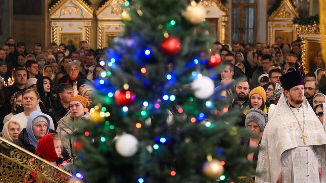 Верующие во время рождественского богослужения в Вознесенском кафедральном соборе в Новосибирске