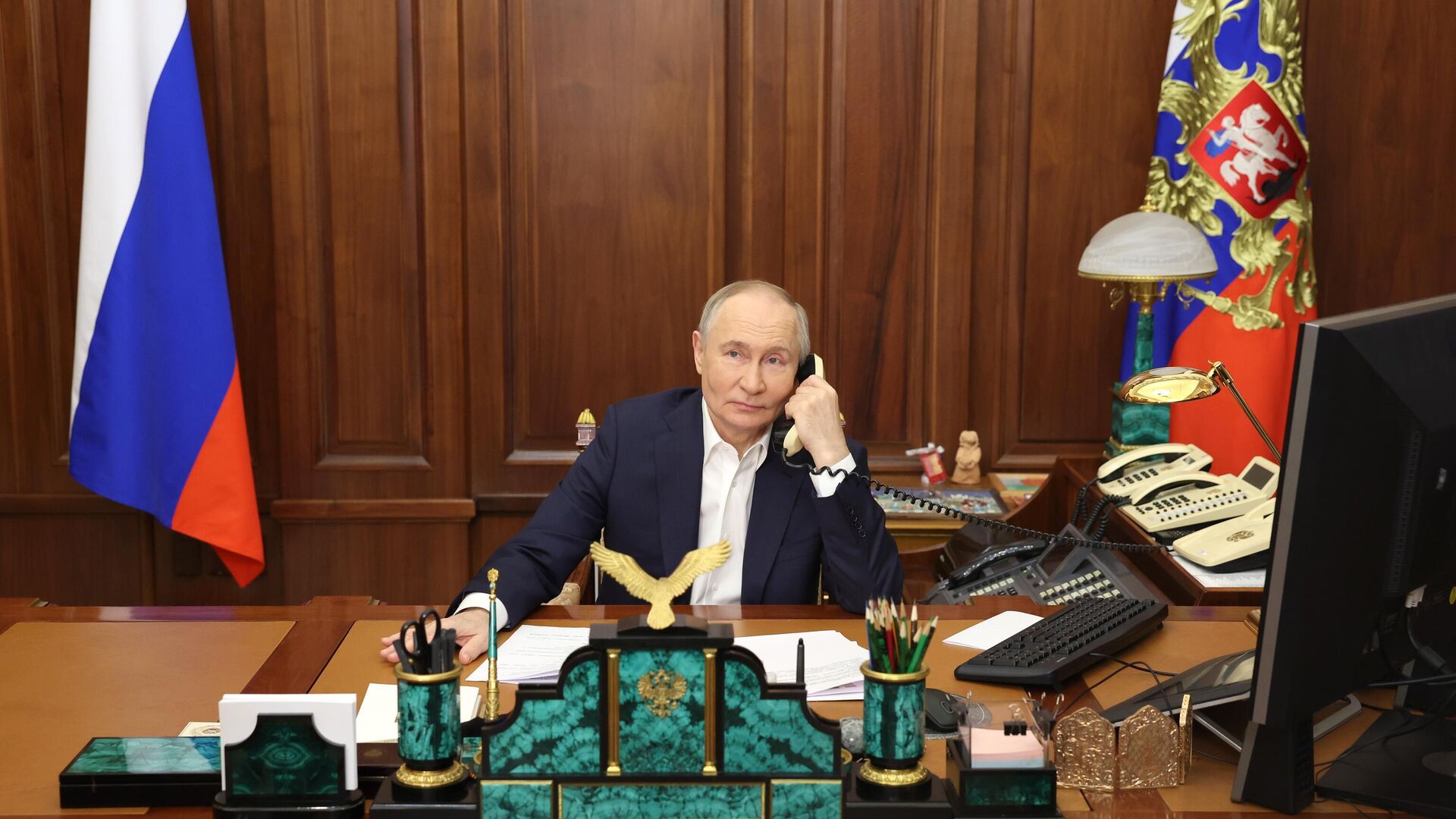Президент России Владимир Путин общается по телефону - РИА Новости, 1920, 18.03.2025