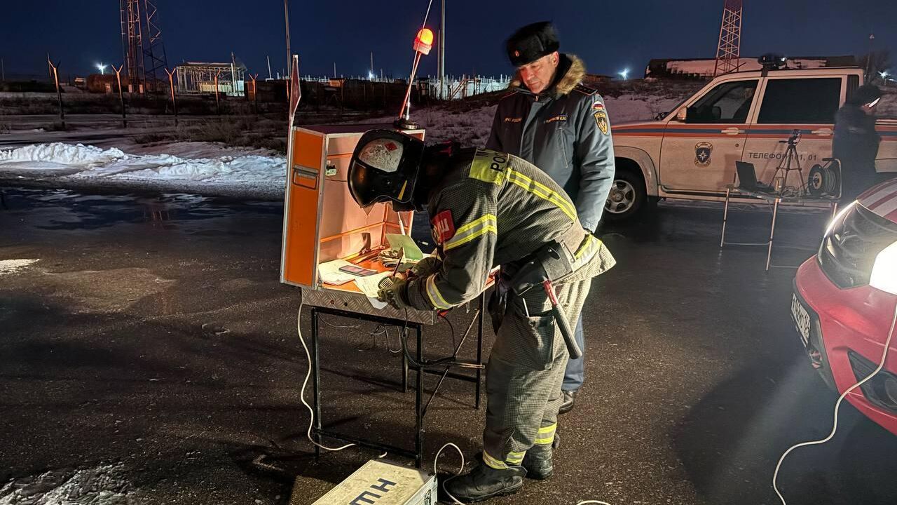 Оперативный штаб, развернутый на территории предприятия, где произошло возгорание после атаки БПЛА  в Саратовской области - РИА Новости, 1920, 10.01.2025