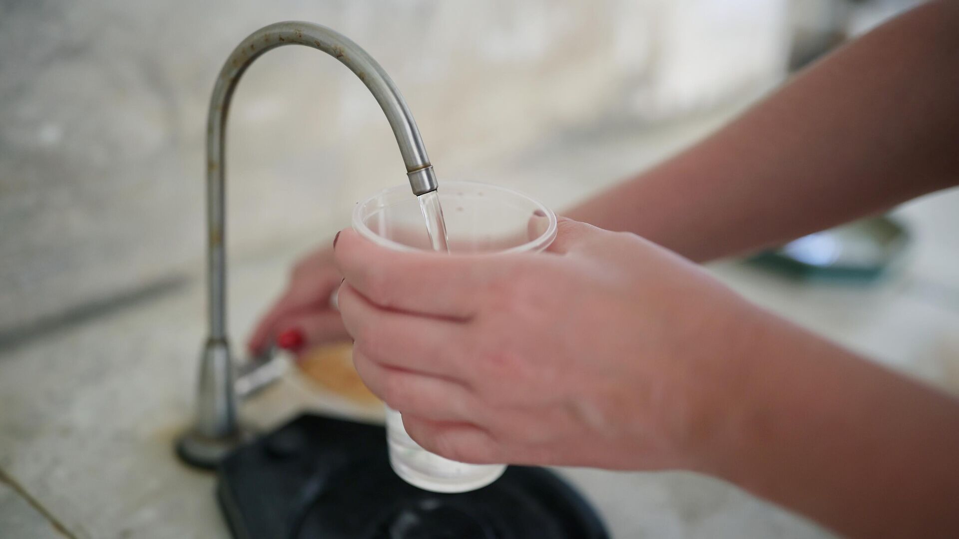 Девушка наливает воду - РИА Новости, 1920, 09.10.2025