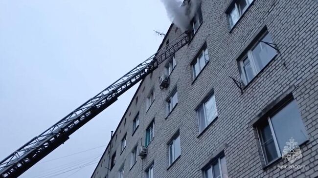 Пожар в многоквартирном доме в центре Курска. Кадр видео