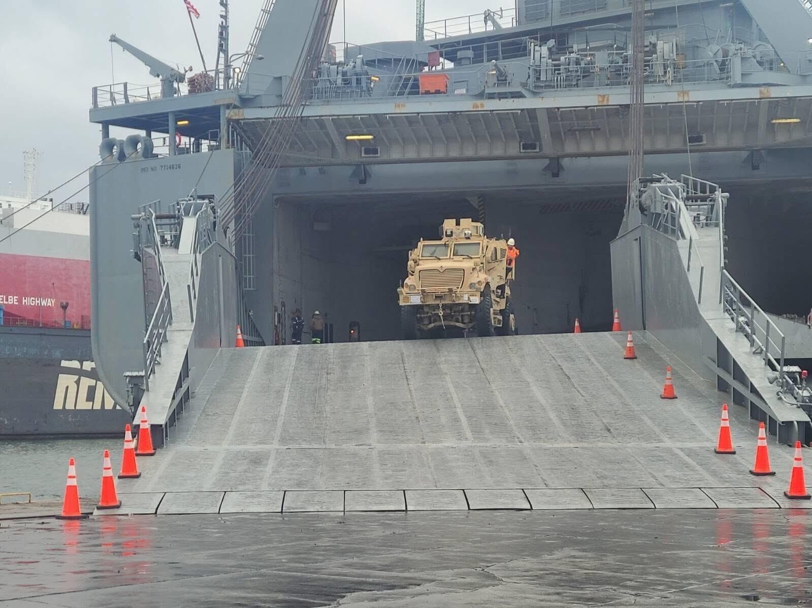 Транспортное судно Cape Kennedy (AKR-5083) ВМС США во время разгрузки военной техники в Гданьске, Польша. Январь 2025 Транспортное судно Cape Kennedy (AKR-5083) ВМС США во время разгрузки военной техники в Гданьске, Польша. Январь 2025 - РИА Новости, 1920, 17.12.2025