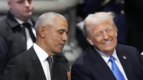 Барак Обама и Дональд Трамп во время церемонии прощания с Джимми Картером в Вашингтоне