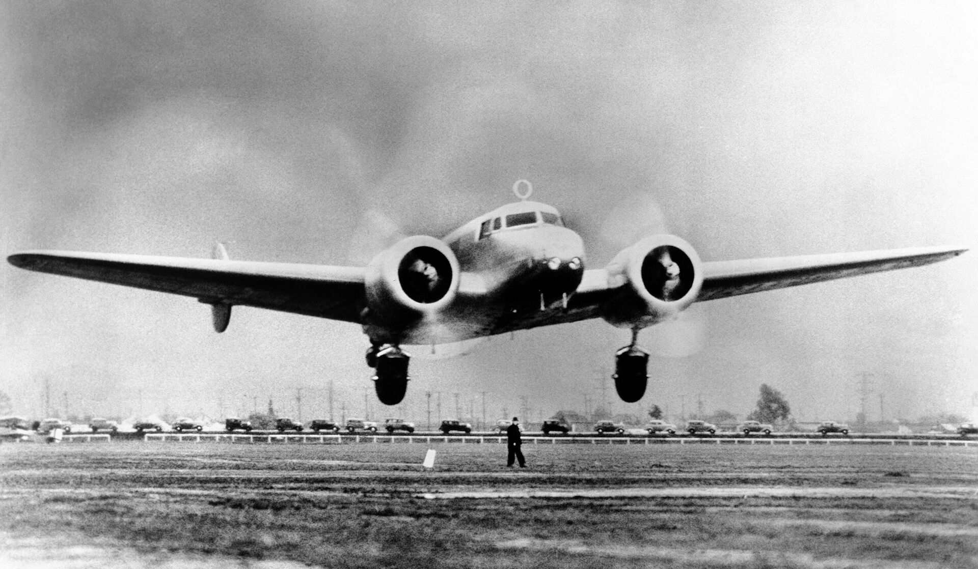 Взлет самолета Lockheed L-10E Electra, на котором Амелия Эрхарт совершала кругосветное путешествие Взлет самолета Lockheed L-10E Electra, на котором Амелия Эрхарт совершала кругосветное путешествие - РИА Новости, 1920, 10.01.2025