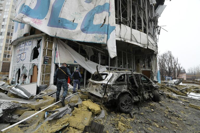 Последствия ракетного удара ВСУ по супермаркету в Донецке Последствия ракетного удара ВСУ по супермаркету в Донецке