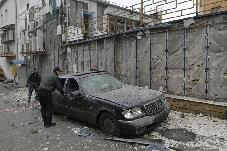 Последствия ракетного удара ВСУ по супермаркету в Донецке Последствия ракетного удара ВСУ по супермаркету в Донецке