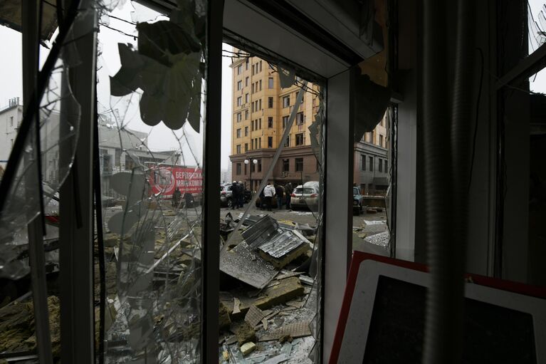 Последствия ракетного удара ВСУ по супермаркету в Донецке Последствия ракетного удара ВСУ по супермаркету в Донецке