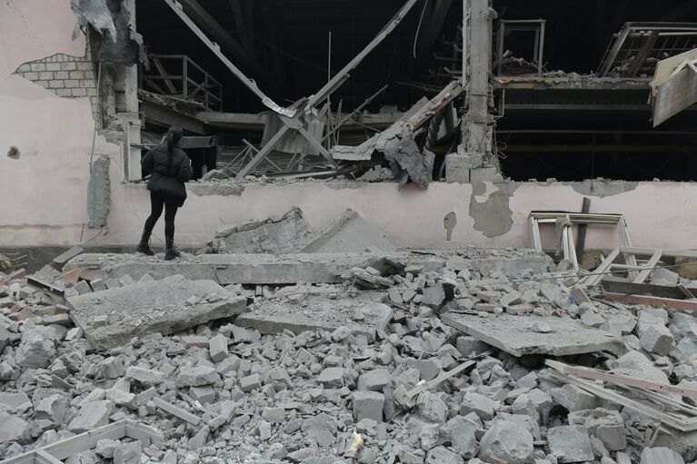 Последствия ракетного удара ВСУ по супермаркету в Донецке. Последствия ракетного удара ВСУ по супермаркету в Донецке.