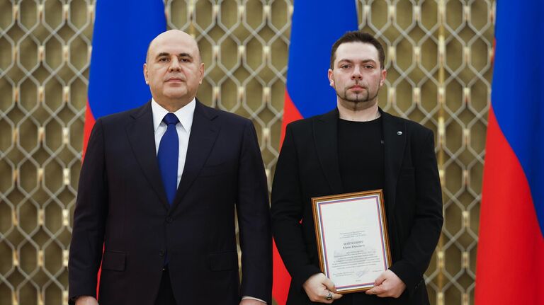 Председатель правительства РФ Михаил Мишустин и специальный корреспондент редакции СНГ и Балтии управления международной информации главной дирекции информации Международного информационного агентства Россия сегодня Юрий Войткевич на церемонии вручения премий правительства в области средств массовой информации за 2024 год