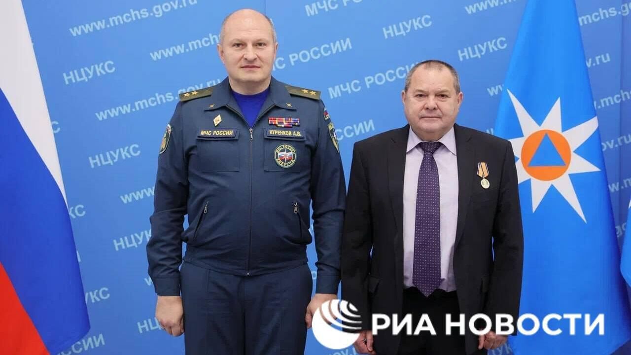 Глава МЧС России Александр Куренков и заместитель редакции силовых ведомств РИА Новости Виктор Бельцов на торжественной церемонии награждения. 10 января 2025 - РИА Новости, 1920, 10.01.2025