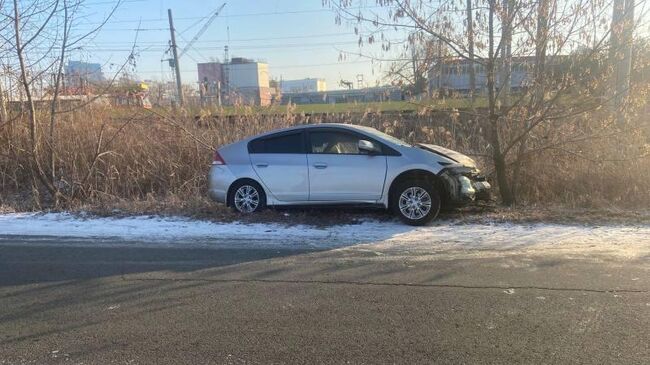 Место происшествия, где подросток на иномарке без прав врезался в дерево во Владивостоке. 10 января 2025