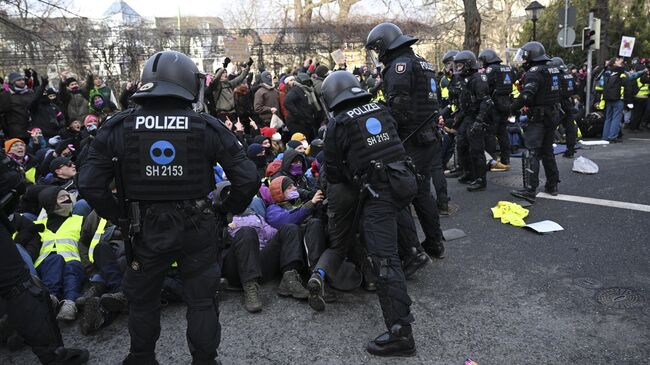 Протест против съезда правой партии АдГ в Германии